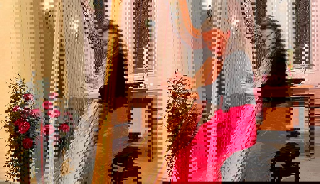  Konzert-Harfenistin Marika Cecilia Riedl aus Olten spielte in der Kirche Salez. 