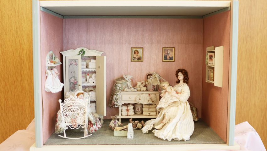 Das Leben en miniature: Isabelle Angleitner stellte in der Vita Buchs ihre Puppenstuben und «Roomboxes» aus.