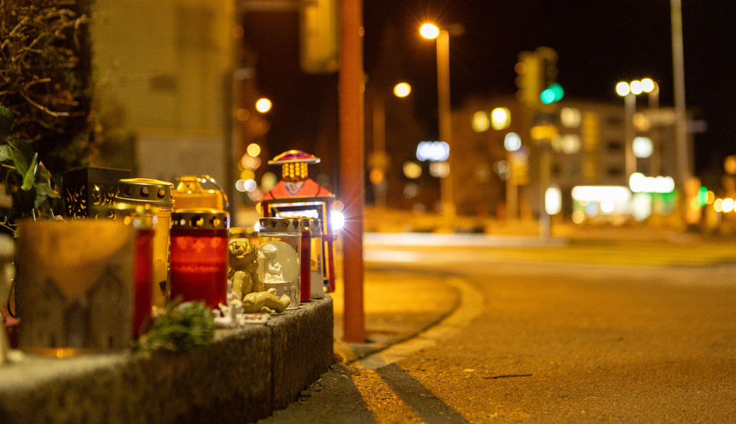 Kommt demnächst vor Gericht: Der Unfall in Sargans, bei dem ein sechsjähriger Knabe vor knapp eineinhalb Jahren tödlich verunfallte – noch immer erinnern Kerzen an das tragische Ereignis.