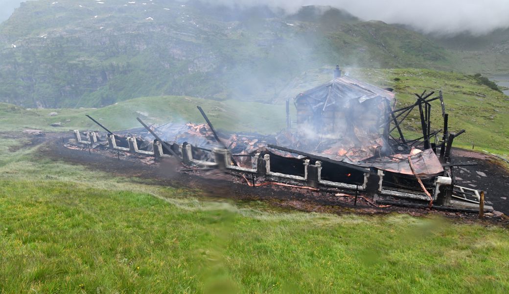 Das Gebäude wurde ein Raub der Flammen. 