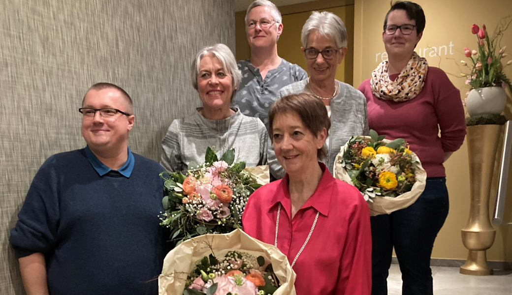 Lauter zufriedene Gesichter: (hinten von links) Susi Crescenti, Petra Tober, Luzia Hofer und Laura Frühwirth; (vorne von links), Präsident Thomas Frühwirth und Uschi Lapostolle.