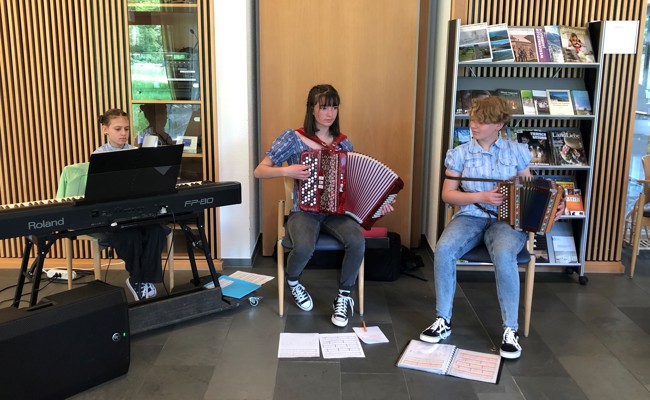 Zum Muttertag spielte im Altersheim Forstegg ein junges Trio auf