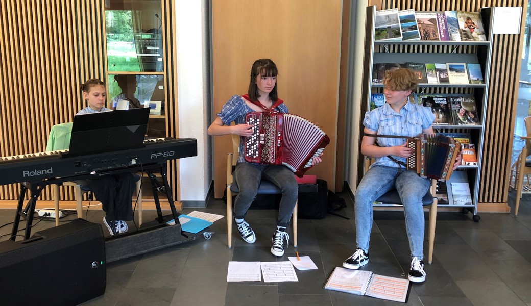  Lorena Schäpper, Lena Brändle und Ladina Schäpper (von links) spielten im Altersheim Forstegg. 