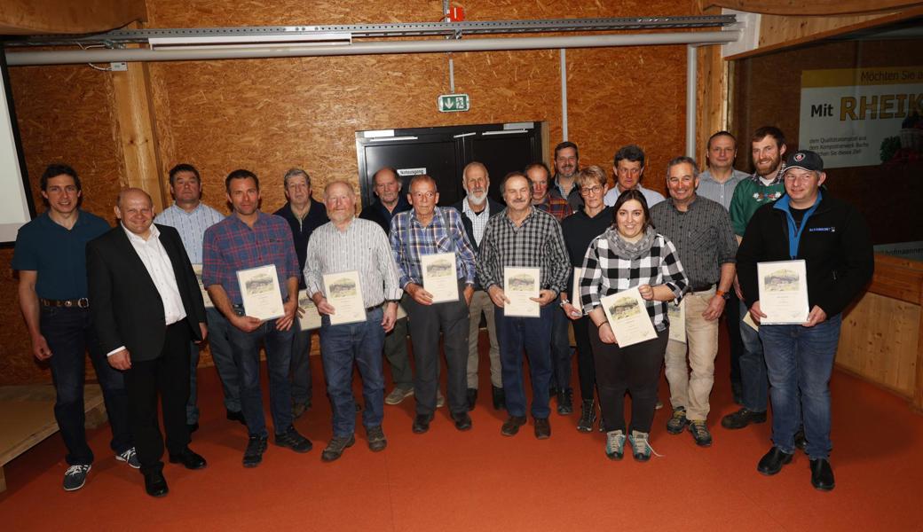 Für langjährige Alptätigkeit und Qualität: Der Präsident des Schweizerischen Alpwirtschaftlichen Verbands, Ernst Wandfluh (Zweiter von links), würdigt 15 Älpler und vier Käser.