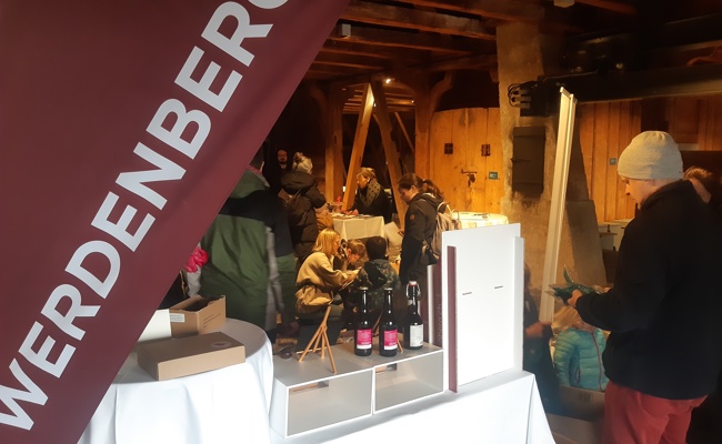 Interessiertes Publikum an der Schlosseröffnung