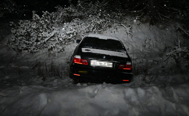 Mit Sommerreifen auf schneebedeckter Fahrbahn in Malbun ins Rutschen geraten