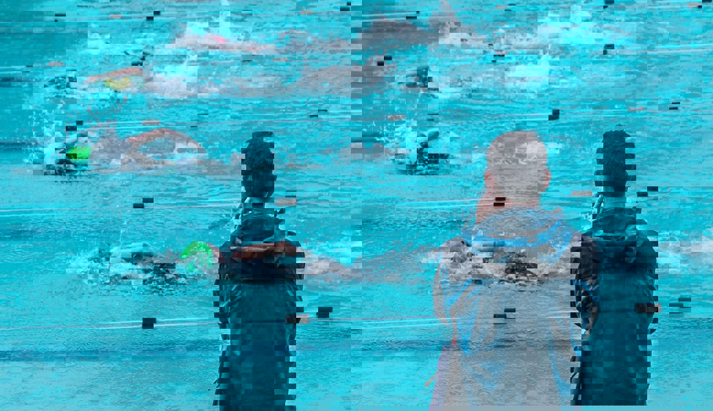 Ein Schwimmtrainer hat seine Junioren herabwürdigend behandelt. 