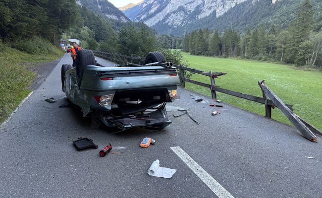 Mit Auto auf dem Dach gelandet: 27-Jähriger tödlich verunglückt