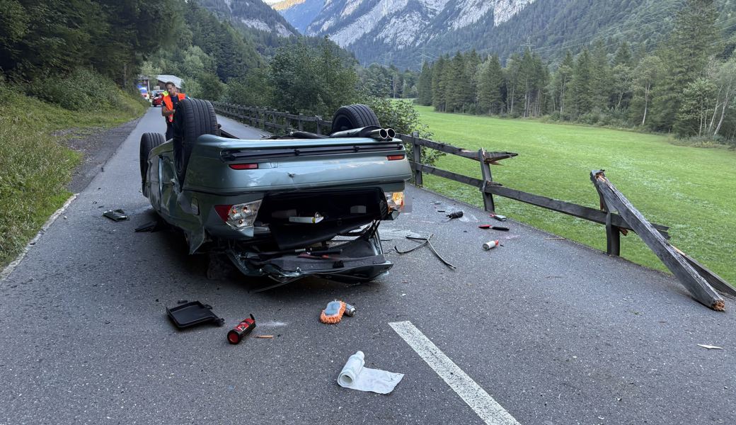 Mit Auto auf dem Dach gelandet: 27-Jähriger tödlich verunglückt
