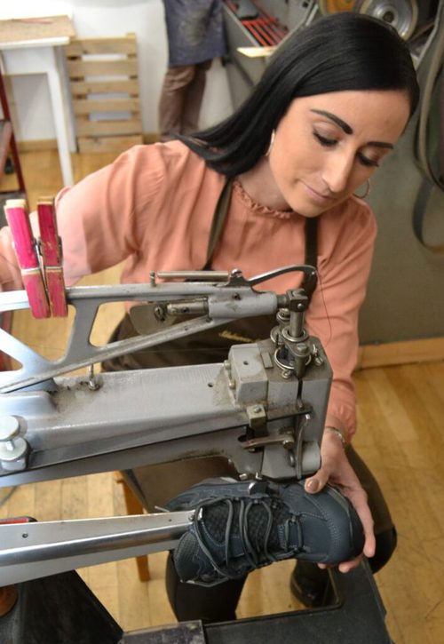 Um genau zu nähen, bedient Tanja Schnyder die Maschine von Hand.<br /> Um genau zu nähen, bedient Tanja Schnyder die Maschine von Hand.<br />