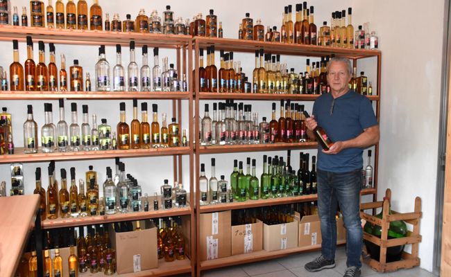 Schnapsbrenner Martin Schegg im Goldregen