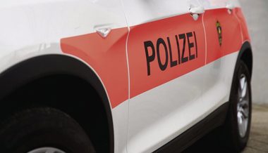 Fahrradfahrer verletzte sich in Eschen bei Kollision mit Personenwagen am Kopf