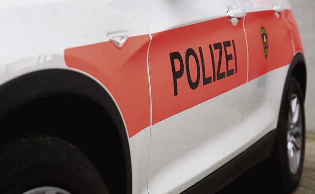 Fahrradfahrer verletzte sich in Eschen bei Kollision mit Personenwagen am Kopf