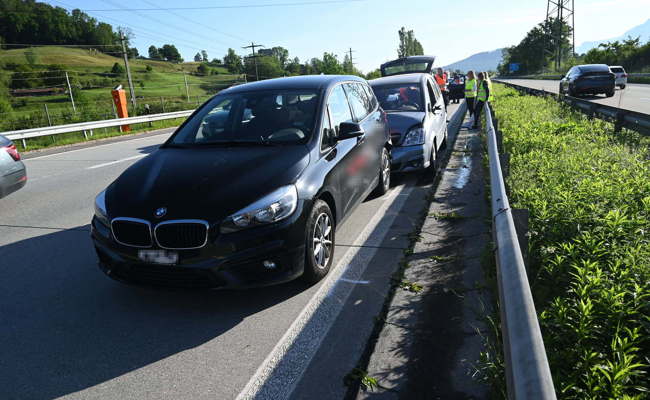 Zwei Auffahrunfälle mit sieben beteiligten Autos auf der Autobahn A13 bei Rüthi
