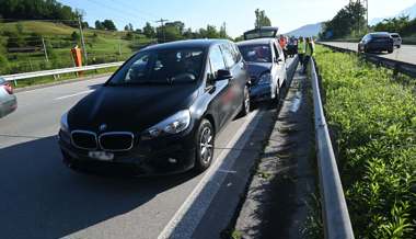Zwei Auffahrunfälle mit sieben beteiligten Autos auf der Autobahn A13 bei Rüthi