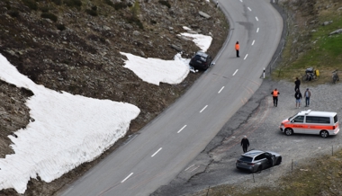 Schleuderndes Auto erfasst zwei Velofahrerinnen