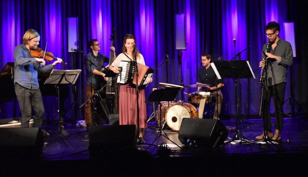  Karin Streule und Band setzen auf traditionelle Musik, bieten jedoch mit ihren Interpretationen für jedermanns Ohren einen musikalischen Leckerbissen. 
