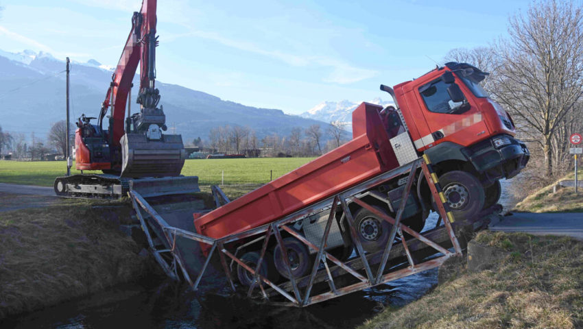  Am 2. März 2021 stürzte die alte Brücke über den Binnenkanal in Sevelen ein. 