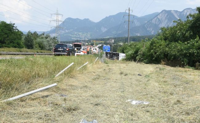 Wohnmobil durchschlägt Wildschutzzaun auf A13 bei Chur – Reisende bleiben unverletzt