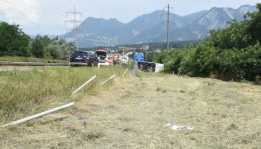 Wohnmobil durchschlägt Wildschutzzaun auf A13 bei Chur – Reisende bleiben unverletzt