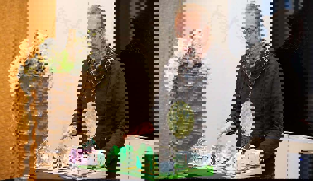 Erstes Zusammentreffen der künstlerisch Beteiligten der Oper: Regisseur Matthias Harre aus Bielefeld stellt seiner Crew die Inszenierung am Modell vor und stösst damit auf grosses Interesse. 